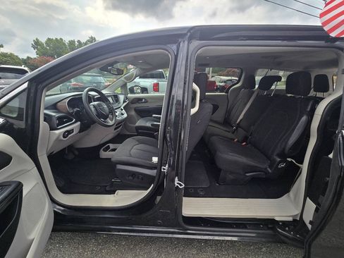 Used 2017 Chrysler Pacifica LX FWD image 25