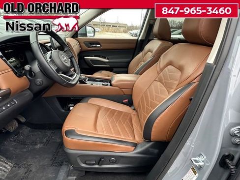Used 2025 Nissan Pathfinder Platinum image 10