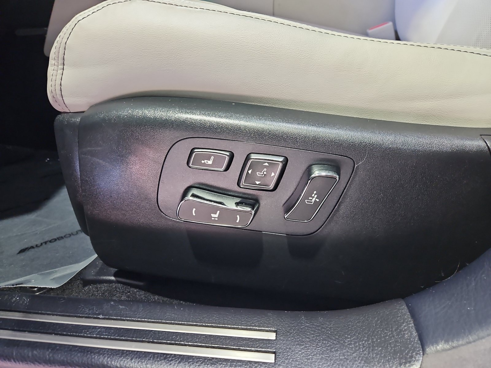 Used 2014 Lexus LS 460 w/ Comfort Package RWD image 17
