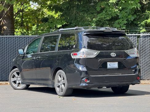 Used 2020 Toyota Sienna SE w/ SE Preferred Package FWD image 3