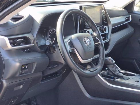 Used 2025 Toyota Highlander LE image 14