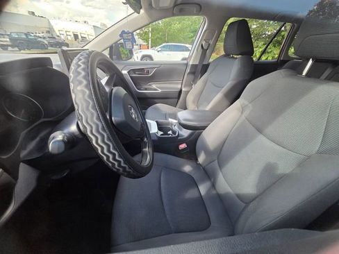 Used 2021 Toyota RAV4 LE FWD image 10