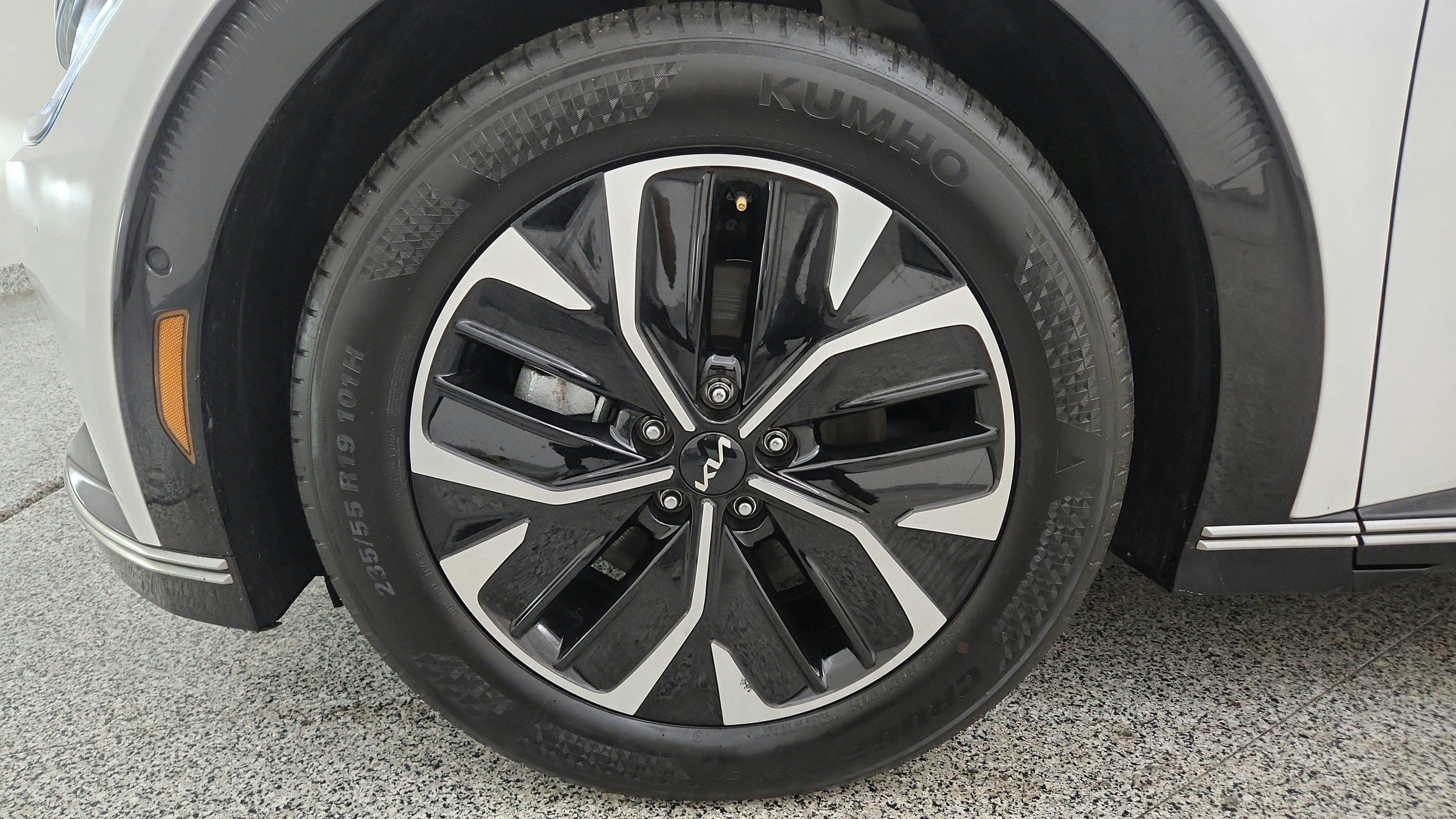 Used 2024 Kia EV6 Wind w/ Wind Technology Package AWD/4WD image 40