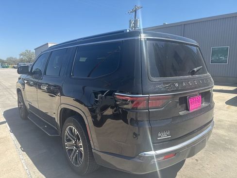 Used 2022 Jeep Wagoneer Series III w/ Flexible Seating Group image 9