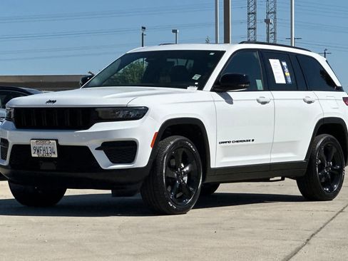 Used 2025 Jeep Grand Cherokee Altitude AWD/4WD image 7