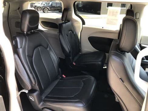 Certified 2024 Chrysler Pacifica Touring-L FWD image 17