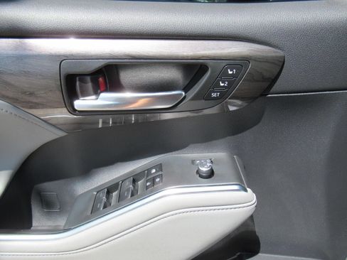 Used 2023 Toyota Highlander Limited FWD image 23