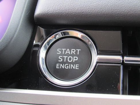 New 2025 Mitsubishi Outlander SE image 19