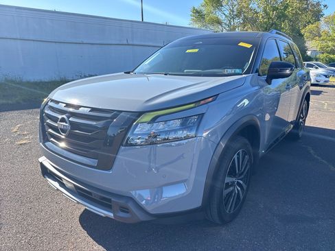 Certified 2025 Nissan Pathfinder Platinum w/ Black Appearance Package AWD/4WD image 1