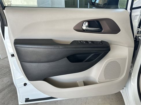 Used 2022 Chrysler Voyager LX image 11