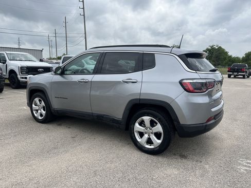 Used 2021 Jeep Compass Latitude FWD image 3