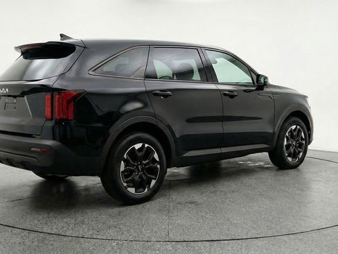 Used 2024 Kia Sorento S image 9