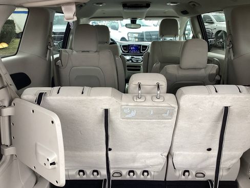Used 2018 Chrysler Pacifica Touring Plus FWD image 32
