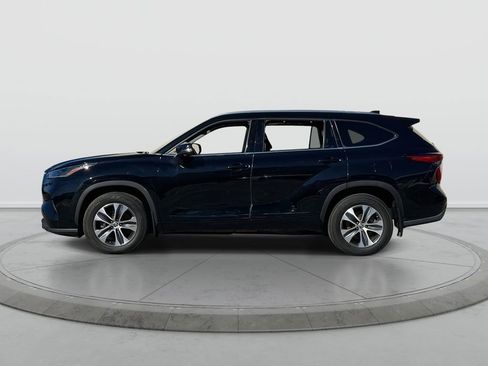 Used 2021 Toyota Highlander XLE image 4