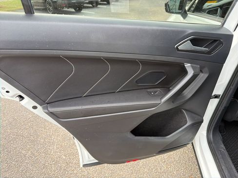 Used 2022 Volkswagen Tiguan SE R-Line image 17