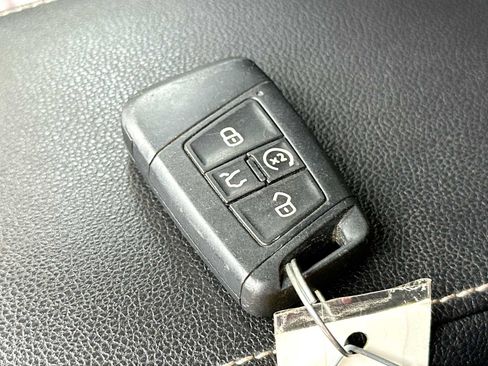 Used 2022 Volkswagen Tiguan SE AWD/4WD image 29