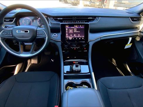 New 2025 Jeep Grand Cherokee Laredo image 12