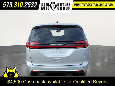 New 2026 Chrysler Pacifica Select image 5