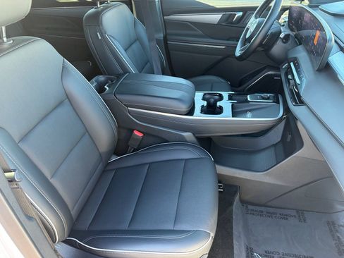 Used 2025 Buick Enclave Preferred AWD/4WD image 30