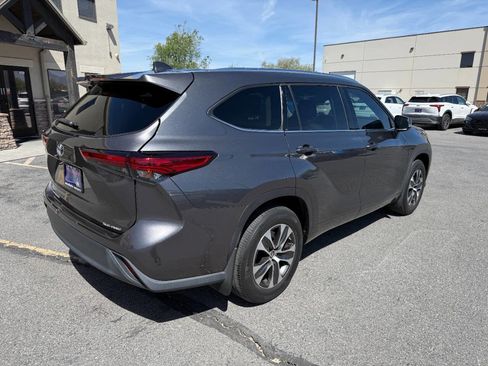 Used 2021 Toyota Highlander XLE AWD/4WD image 9