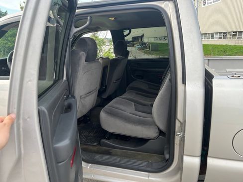 Used 2005 GMC Sierra 2500 SLE w/ Heavy-Duty Power Package AWD/4WD image 9
