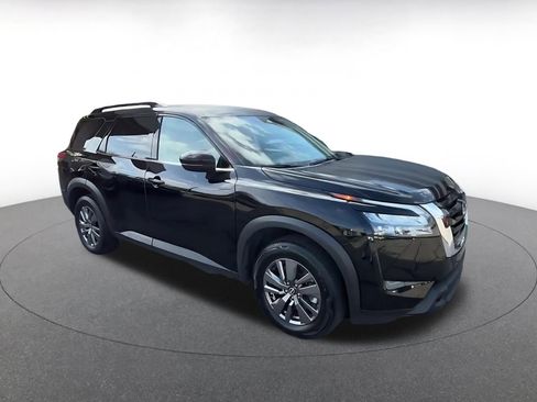 Used 2025 Nissan Pathfinder SV image 3