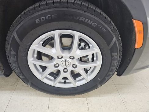 Used 2023 Chrysler Pacifica Touring-L image 12