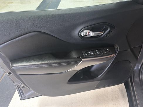 Used 2019 Jeep Cherokee Limited image 13