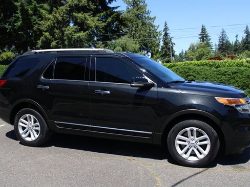 Used 2015 Ford Explorer XLT w/ Equipment Group 202B AWD/4WD image 13