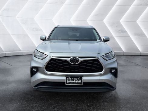 Used 2020 Toyota Highlander XLE FWD image 2