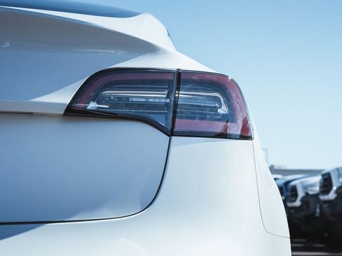 Used 2021 Tesla Model 3 Standard Range Plus image 8