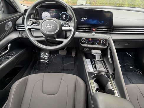 Used 2025 Hyundai Elantra SEL image 14