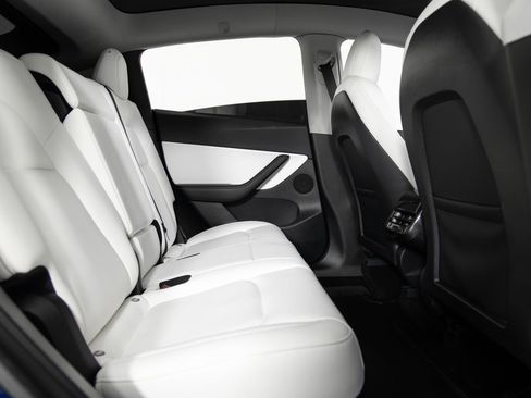 Used 2022 Tesla Model Y Long Range image 23