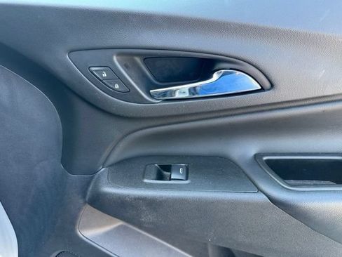 Used 2021 Chevrolet Equinox LT FWD image 18