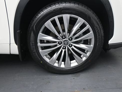 Used 2021 Toyota Highlander Platinum image 11