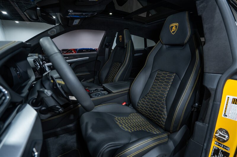 Used 2020 Lamborghini Urus AWD/4WD image 19