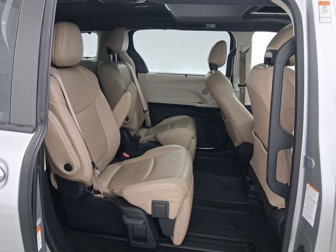 Used 2021 Toyota Sienna Limited image 32