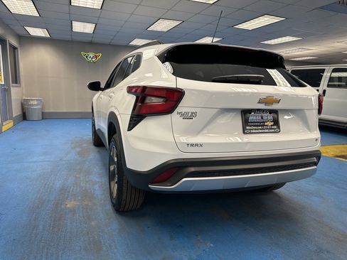 Certified 2025 Chevrolet Trax LT w/ LT Convenience Package image 9