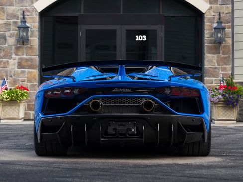 Used 2021 Lamborghini Aventador SVJ AWD/4WD image 10