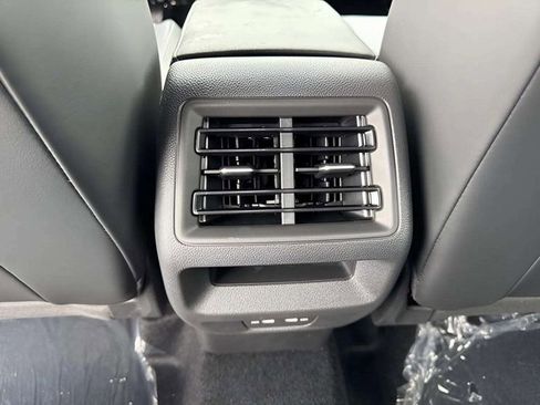 New 2025 Volkswagen Tiguan SE image 8