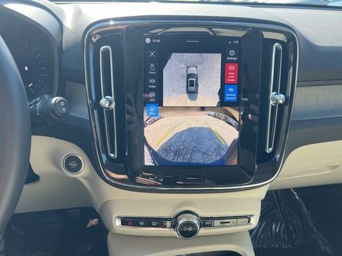 Used 2025 Volvo XC40 B5 Plus image 36