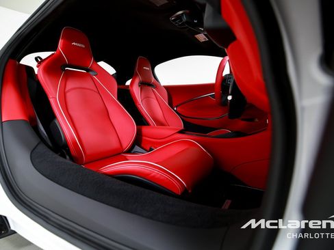 Used 2025 McLaren Artura RWD image 18
