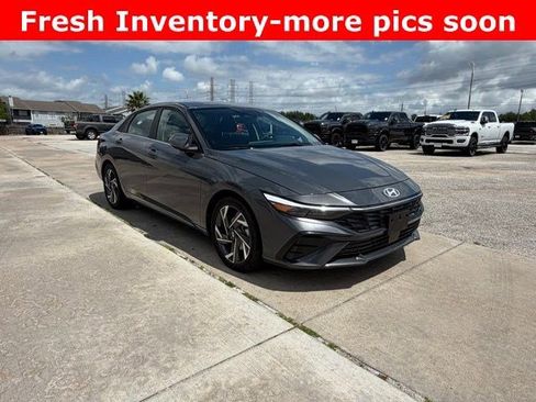 Used 2025 Hyundai Elantra SEL FWD image 5