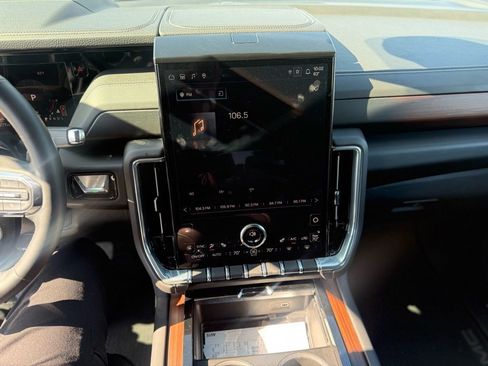 Used 2025 GMC Yukon XL Denali image 9