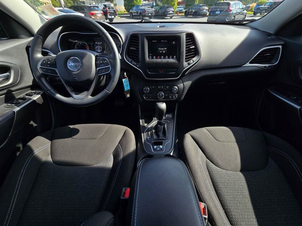 Used 2019 Jeep Cherokee Latitude w/ Cold Weather Group FWD image 2