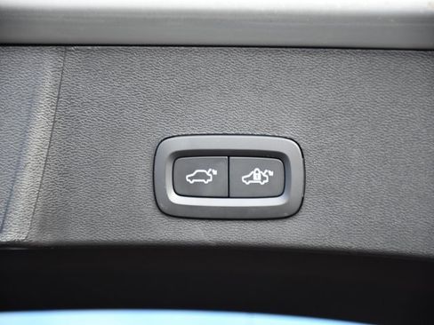 Used 2025 Volvo XC40 B5 Plus image 27