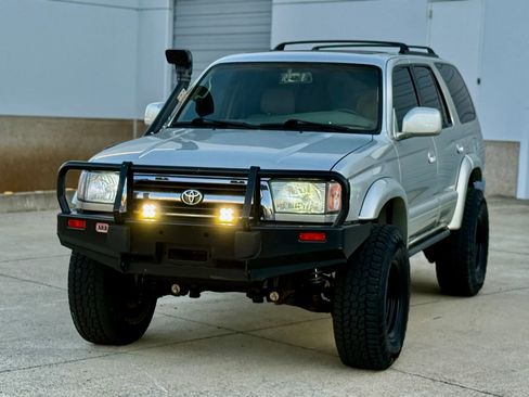Used 2000 Toyota 4Runner SR5 AWD/4WD image 8