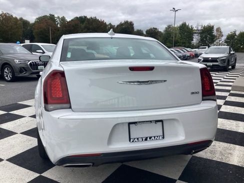 Used 2019 Chrysler 300 Touring w/ Sport Appearance Package image 7