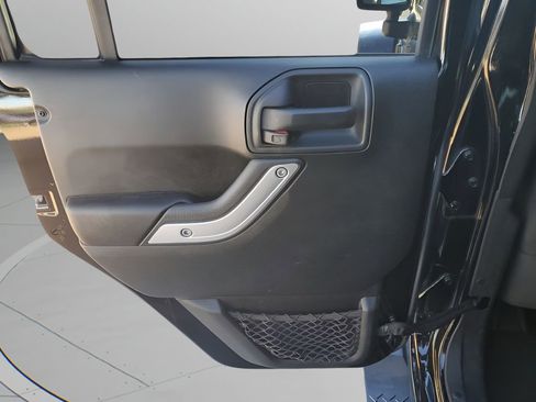 Used 2018 Jeep Wrangler Unlimited Sahara image 17