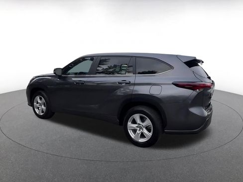 Used 2025 Toyota Highlander LE image 10